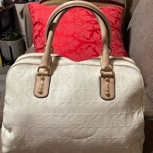 Michael Kors purse. 1 outside pocket 5 inside compartments.